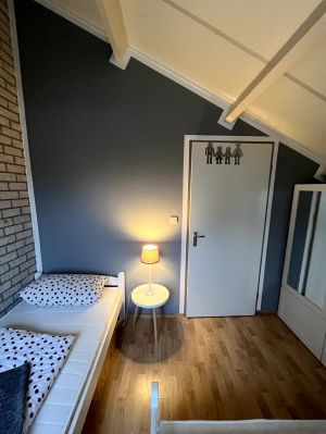 2 Einzelbetten mit 90x200 cm und ein Kleiderschrank