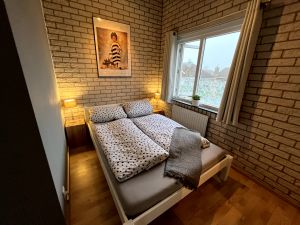 Im Raum befindet ein Doppelbett 140x200 cm, Kleiderschrank, Kommode und ein Fernseher mit deutschem Satelittenempfang.