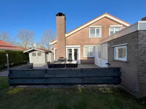 Der Sichtgeschütze Garten mit einer Fläche von ca. 100 qm ist umsäumt mit einer Hecke.

Gartenmöbel, Sonnenschirm und Liegen sind vorhanden