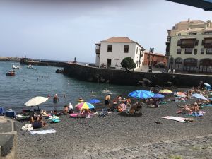 Hier legen keine großen Schiffe mehr an, sondern nur kleine Fischerboote - ansonsten badet und sonnen sich hier viele Canarios und Touristen.