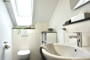 das Bad mit WC, ebenerdiger Dusche und Waschbecken ist klein aber gemütlich.
Außerdem haben Sie hier immer warme Füße dank der angenehmen Fußbodenheizung.