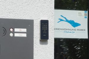 Wenn Sie bei uns buchen, bekommen Sie keinen Hausschlüssel sondern einen PIN-Code mit dem Sie jederzeit anreisen können und müssen sich auch nicht wegen einer vereinbarten Anreisezeit stressen lassen.
Sie sind da, wenn Sie da sind - so einfach ist das bei uns.