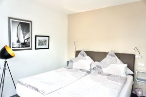 Das Schlafzimmer verfügt über ein Boxspringbett in Doppelbettgröße.
Von hier können Sie den See und auch dei Schweiz sehen und haben auch direkten Zugang zur schönen Süd-Terrasse.