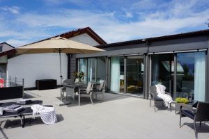 Die 60 m2 große Terrasse bietet Liegestühle und eine Esstischgarnitur. Hier lässt es sich gut aushalten. Natürlich haben wir diese auch mit einem Sonnenschirm ausgestattet um Ihnen den Sonnenschutz zu ermöglichen.

Der Zugang erfolgt über das Wohnzimmer bzw. Küche und das Schlafzimmer.

Sie haben von hier direkten Alpenblick und natürlich auch Seeblick.