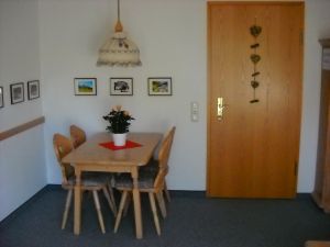 Esstisch mit 4 Stühlen, Fichtenholz massiv.