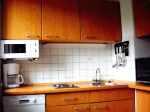 Spülmaschine, Wasserkocher, Tischbackofen,
Toaster, Geschirr für 6 Personen