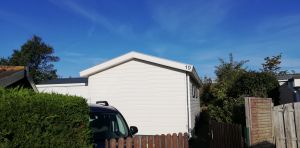 Blick von vorne mit Parkplatz