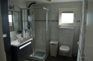 Bad inkl. WC, Dusche, Waschbecken, Schrank, Waschmaschine