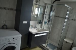 Bad inkl. WC, Dusche, Waschbecken, Schrank, Waschmaschine