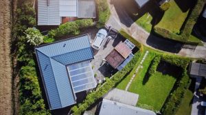 Blick von oben
Man sieht die grosse Terrasse, den Parkplatz, die beiden Gartenhäuser und den Garten