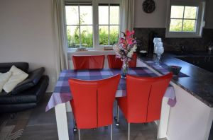 Esstisch mit 4 Stühlen. Hochstuhl ist vorhanden