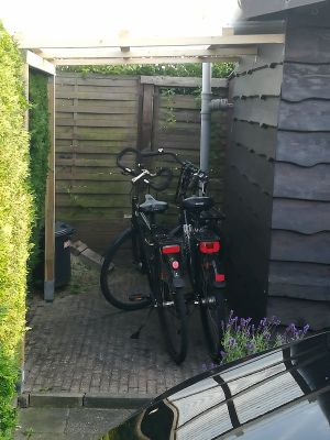 Gartenhaus mit Fahrrädern und Unterstellplatz. Es sind 4 Fahrräder vor Ort vorhanden.