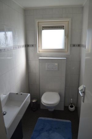 Separates zusätzliches WC inkl. Handwaschbecken