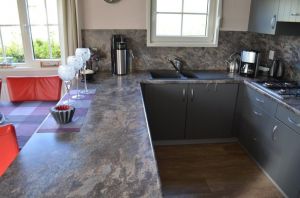 Küchenzeile mit Theke und Arbeitsbereich