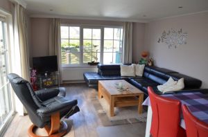 Mit Couch und Fernseher