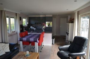 Blick vom Wohnzimmer zur Küche