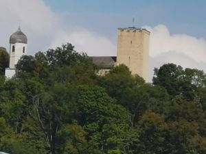Blick vom Ferienhaus auf Burg Falkenstein.
Hier inden dem Sommer über diverse Burgsiele und Veranstaltungen statt.
Empfehlenswert !!