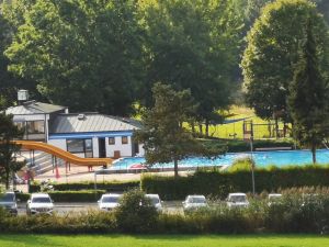 in unmittelbarer Nähe vom Ferienpark ist das schöne Freibad (für Gäste kostenlose Nutzung) und daneben ein kleiner öffentlicher Badesee