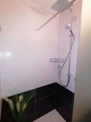 Im April 2023 wurde das Bad / WC fast komplett erneuert. Es ist nun barrierefrei, neu gefließt, mit Fußbodenheizung sowie Regendusche und neuem modernen Waschbecken ausgestattet.