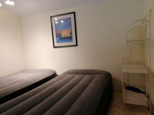 Ein ganz gemütlicher Raum mit zwei Luftkissen-Betten. Diese 46 cm hoch und 193 cm lang sowie 72 cm breiten Betten sind ideal für Kinder und blasen sich automatisch auf. Um auf der Galerie spielen zu können, einfach die Luft ablassen und schon Platz zum spielen. Danach wieder automatisch die Luftkissen-Betten aufblasen und fertig.
Diese Betten sind übrigens auch für Erwachsene bis zu 100 kg und bei Rückenproblemen von Vorteil :-)