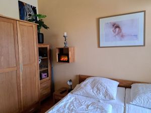 Neu sind die Boxspring-Betten mit neuen orthopädischen Matratzen.
Wer möchte, kann vor dem Schlafen gehen entweder TV sehen oder mit CD-Radio Musik zum einschlafen hören oder gleich einschlafen etc.
Egal wie - wir wünschen eine gute Nacht -)