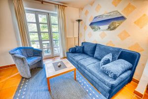 Mit supergemütlicher Couch und Blick ins Grün.