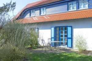 Die terrasse mit einer großen Wiese direkt davor.