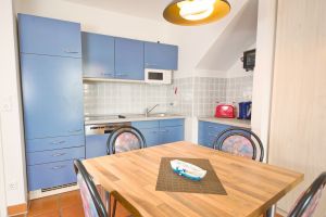 Die Einbauküche und der Esstisch.