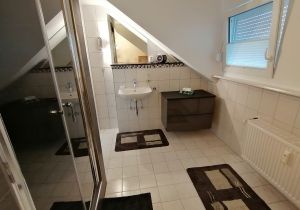 Geräumiges Badezimmer