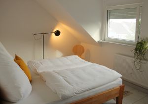 Gemütliches Schlafzimmer mit Doppelbett