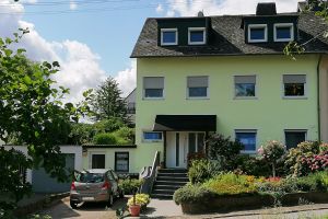 Außenansicht unseres Hauses mit Vorgarten und Parkplatz