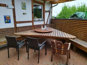 Wir bieten unseren Gästen eine vor Regen und Sonne geschützte Sitzgelegenheit an.