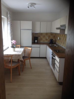 Die Küche verfügt über ein Ceranfeld, Backofen, Spülmaschine, Mikrowelle, Wasserkocher, Kaffeemaschine und Espressomaschine.