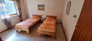 Schlafzimmer mit 2 Betten und Kleiderschrank