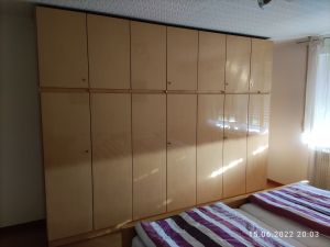 Doppelbett und großer Schrank