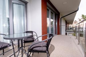 Vom Balkon aus könnt ihr das Meer sehen