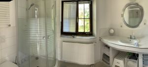 Bad mit Dusche, Toilette und Waschbecken