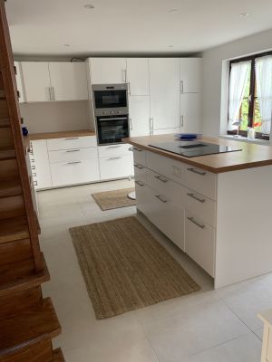 Die Küche mit 4 Hockern um die Kochinsel ist mit
Induktions-Herd,
Backofen,
Mikrowelle,
Kühl-Gefrierkombination,
Geschirrspüler,
Waschtrockner sowie
Kaffeemaschine,
Wasserkocher,
Toaster,
Eierkocher und einem Mixer
ausgestattet.