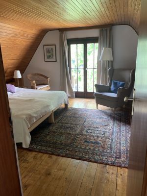 Das Schlafzimmer besitzt ein
1,80 m x 2,00 m Doppelbett, zwei Nachttische mit Lampe, einen Ohrensessel, einen Fußhocker, zwei Stühle und einen Einbauschrank.