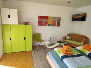 Modern eingerichtetes Doppelzimmer mit Kingsize-Bett.
