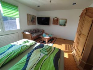 Geräumiges Zimmer mit Kingsizebett, Sofabett für Kind oder Jugendlichen möglich (+25.-€)