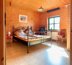 großes Schlafzimmer mit Doppelbett 180cm x 200cm