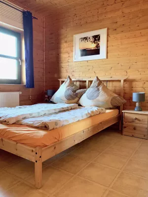 Schlafzimmer mit Doppelbett 140cm x 200cm