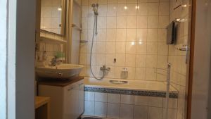 mit Duschbadewanne, separates WC