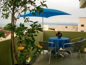 überdachter, umlaufender Südost-/Südbalkon