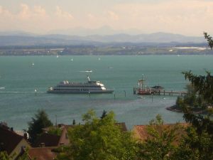 Schiff der Bodenseeflotte beim Anlegen