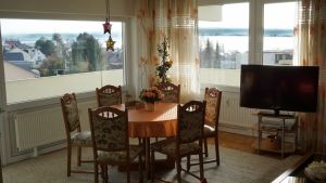 Essplatz mit schönem See- und Alpenblick