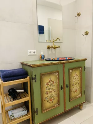 Badezimmer WC und Dusche Das kleine extravagante Badezimmer hat eine Dusche ohne Stufe und der Toilettensitz ist etwas höher als normal, um auch älteren Gästen einen schönen Aufenthalt zu bieten. Ebenso gibt es ein großes Fenster zum Lüften.