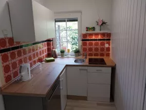 Die Küche ist komplett eingerichtet, mit Geschirrspüler, Kühlschrank, Besteck, Geschirr, Toaster und Kaffeeautomat.
Ein Fenster für die Belüftung und Tageslicht.