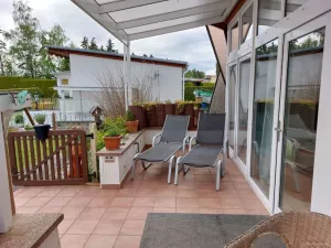 Die Sonnenterasse ist komplett überdacht und mit zwei Sonnenliegen sowie Tisch und zwei Stühlen ausgestattet. Zusätzlich gibt es ein Sonnensegel und eine Markise , das bei extremer Sonne genutzt werden kann.